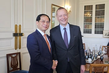 Bộ trưởng Ngoại giao Bùi Thanh Sơn gặp ông Emmanuel Bonne, Cố vấn đối ngoại của Tổng thống Pháp. (Ảnh: KHẢI HOÀN)