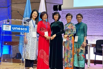 Đoàn Việt Nam tham dự kỳ họp lần thứ 32 Đại hội đồng Ủy ban Hải dương học liên chính phủ (IOC) tại Trụ sở UNESCO ở Paris. 