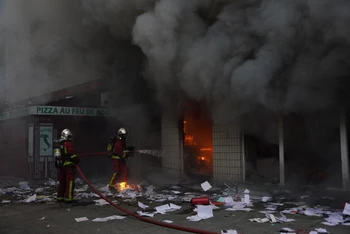Văn phòng của một ngân hàng ở thành phố Nanterre bị đốt cháy trong đêm 29/6. (Ảnh: Le Monde)