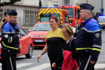 Cảnh sát Pháp sơ tán nhân viên và học sinh của trường Gambetta-Carnot sau khi khống chế thủ phạm tấn công bằng dao. (Ảnh: Reuters)