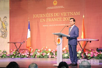 Thứ trưởng Ngoại giao Hà Kim Ngọc phát biểu khai mạc chương trình "Ngày Việt Nam tại Pháp" được tổ chức ở Trung tâm Văn hóa Việt Nam tại Pháp. (Ảnh: Khải Hoàn)