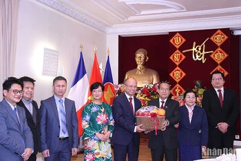 Đại sứ Kham-Inh Khitchadeth tặng quà chúc Tết tại Đại sứ quán Việt Nam tại Pháp. 