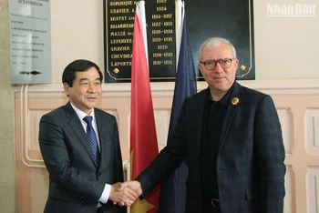 Thị trưởng Denis Thuriot mong muốn mở rộng hợp tác giữa Nevers với Thái Bình và địa phương Việt Nam trong những lĩnh vực có thế mạnh như công nghiệp, môi trường, y tế, đào tạo và du lịch. Ảnh: KHẢI HOÀN