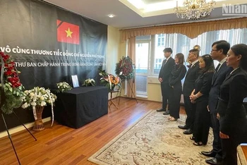 Cán bộ, nhân viên Đại sứ quán Việt Nam tại Slovakia mặc niệm tưởng nhớ Tổng Bí thư Nguyễn Phú Trọng.