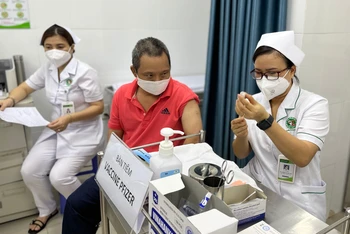 Tiêm mũi nhắc lại vaccine phòng Covid-19 cho người dân tại Bệnh viện Lê Văn Thịnh, thành phố Thủ Đức, Thành phố Hồ Chí Minh.