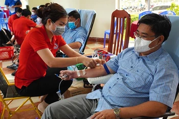 Tình nguyện viên tham gia hiến máu tại thành phố Cao Lãnh.