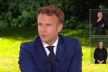 Tổng thống Pháp Emmanuel Macron trả lời phòng vấn kênh truyền hình TF1 và France 2. 