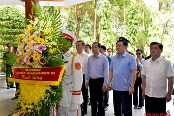 Chủ tịch Quốc hội Vương Đình Huệ dâng hương, dâng hoa tưởng niệm các Anh hùng liệt sĩ tại Khu di tích lịch sử cấp quốc gia đặc biệt Ngã ba Đồng Lộc. (Ảnh: Đăng Anh) 