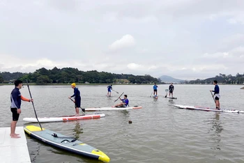 Các đội chuẩn bị cho giải đua ván chèo đứng lần đầu diễn ra trên hồ Xuân Hương, thành phố Đà Lạt. 
