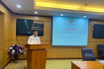 Ông Nguyễn Quốc Hoàn, Chánh Văn phòng Bộ Tư pháp thông tin tại buổi họp báo. 