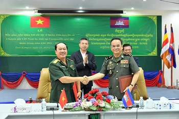 Ban Chuyên trách 515 tỉnh Kiên Giang và Ban Chuyên trách tỉnh Kam Pốt (Vương quốc Campuchia) ký kết biên bản bàn giao, tiếp nhận hài cốt liệt sĩ quân tình nguyện và chuyên gia Việt Nam hy sinh ở Campuchia. 