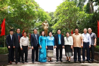 Các đại biểu chụp ảnh lưu niệm bên Tượng đài Chủ tịch Hồ Chí Minh trong khuôn viên Trường Đại học Công đoàn.
