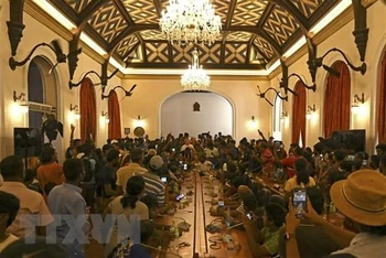 Người biểu tình tập trung bên trong Phủ Tổng thống ở Colombo, Sri Lanka ngày 10/7 vừa qua. (Ảnh: AFP/TTXVN)