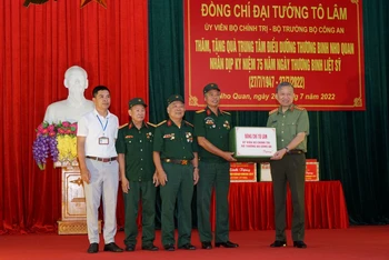 Đại tướng Tô Lâm, Ủy viên Bộ Chính trị, Bộ trưởng Công an tặng quà cho các thương, bệnh binh ở Ninh Bình.