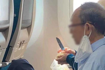 Hành khách mang dao ra gọt hoa quả trên máy bay. 
