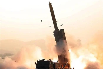 Một vụ phóng thử rocket từ bệ phóng tên lửa đa nòng siêu lớn tại một địa điểm bí mật ở Triều Tiên. (Ảnh: AFP)
