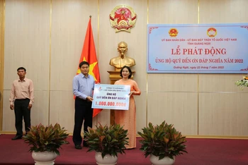 Ông Trần Đoàn Thịnh, Phó Tổng Giám đốc Công ty BSR trao tặng biển tượng trưng 1 tỷ đồng ủng hộ Quỹ Đền ơn đáp nghĩa tỉnh Quảng Ngãi.