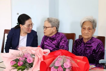 Đồng chí Bùi Thị Quỳnh Vân tặng quà hai người có công ở Trung tâm Công tác xã hội tỉnh Quảng Ngãi.