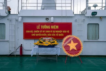 Lễ tưởng niệm được tổ chức trên boong dạo của Tàu 571 chuyên chở Đoàn công tác số 10 (năm 2022) ra thăm quân và dân trên các đảo thuộc Huyện đảo Trường Sa, tỉnh Khánh Hòa.