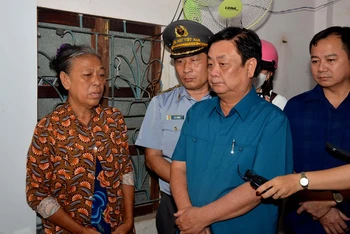 Bộ trưởng Nông nghiệp và Phát triển Nông thôn Lê Minh Hoan chia sẻ, động viên thân nhân gia đình ngư dân Nguyễn Văn Hạ đã tử vong trên biển.