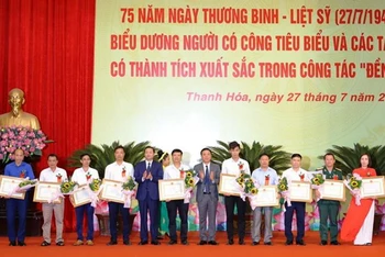 Đại diện lãnh đạo tỉnh Thanh Hóa trao tặng Bằng khen cho 10 tập thể có thành tích xuất sắc trong công tác “Đền ơn đáp nghĩa”.