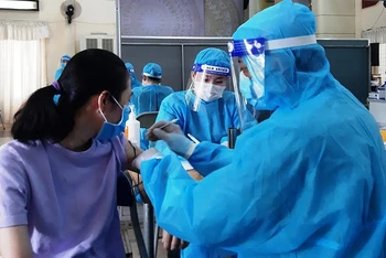 Tiền Giang đẩy nhanh tốc độ tiêm vaccine ngừa Covid-19 cho người dân.