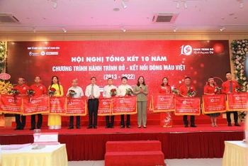 Phó Chủ tịch nước Võ Thị Ánh Xuân cùng Thứ trưởng Y tế Trần Văn Thuấn tặng hoa, cờ lưu niệm cho 10 tập thể có thành tích xuất sắc trong công tác tổ chức Hành trình Đỏ.