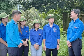 Bí thư Trung ương Đoàn Nguyễn Minh Triết (phải), trò chuyện và động viên các sinh viên tình nguyện Mùa hè xanh.