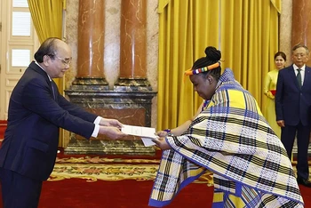 Chủ tịch nước Nguyễn Xuân Phúc tiếp nhận Quốc thư của Đại sứ Đặc mệnh toàn quyền Cộng hòa Nam Phi Vuyiswa Tulelo. 