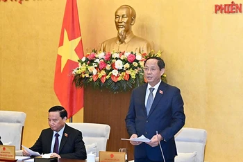Phó Chủ tịch Quốc hội Trần Quang Phương điều hành nội dung phiên họp.