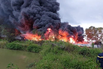 Hiện trường vụ cháy 3 nhà xưởng của một công ty chuyên sản xuất nhựa (chưa rõ tên), tại ấp 1, xã Đức Hòa Đông, huyện Đức Hòa, tỉnh Long An. 