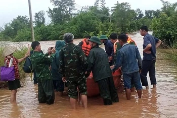 Lực lượng chức năng huyện Ea Súp phối hợp Đồn biên phòng 735, Đoàn Kinh tế quốc phòng 737, Quân khu V và Ủy ban nhân dân xã Ia Lốp đã tổ chức cứu hộ 15 hộ với 37 người ở vùng ngập lụt tại Làng Thanh niên lập nghiệp đến nơi an toàn.