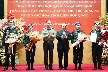 Chủ tịch nước Nguyễn Xuân Phúc trao Quyết định cho Trung tá Nguyễn Ngọc Hải làm nhiệm vụ tại Trụ sở Liên hợp quốc và tặng hoa cho 3 đồng chí đi thực hiện nhiệm vụ tại Phái bộ Liên hợp quốc ở Nam Sudan.