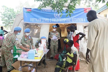 Các y, bác sĩ Bệnh viện dã chiến cấp 2 số 4 của Việt Nam khám, chữa bệnh, cấp phát thuốc miễn phí hỗ trợ nhân dân địa phương, tại Bệnh viện đa khoa Bentiu, bang Unity, Nam Sudan.