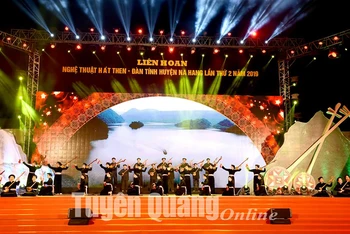 Một tiết mục hát Then được biểu diễn tại Liên hoan hát Then, đàn Tính huyện Na Hang năm 2019. (Ảnh: Quốc Việt)