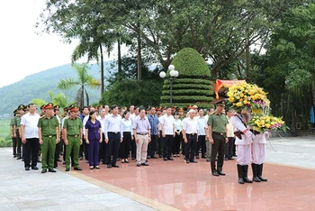 Các đại biểu dâng hoa tại Tượng đài Bảo vệ an ninh Tổ quốc.