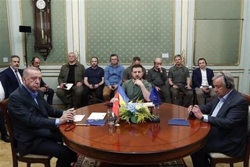 Tổng thống Ukraine Volodymyr Zelensky (giữa, phía trước), Tổng Thư ký Liên hợp quốc Antonio Guterres (phải) và Tổng thống Thổ Nhĩ Kỳ Tayyip Erdogan (trái, phía trước) trong cuộc gặp tại Lviv (Ukraine) ngày 18/8/2022. (Ảnh: AFP/TTXVN)