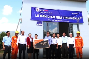 Lãnh đạo Công ty Điện lực Đắk Lắk và Báo Đắk Lắk bàn giao nhà tình nghĩa tặng gia đình chị H’Biêr Byă ở buôn Aê Lai, xã Krông Jing, huyện M’Drắk.
