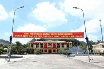 Tại trại giam Ninh Khánh, băng rôn khẩu hiệu được treo sẵn sàng chuẩn bị cho ngày tổ chức Lễ Công bố Quyết định đặc xá 2022 và tha người có quyết định được đặc xá.