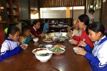 Bếp ăn tình thương tại Đội công tác địa bàn thuộc Đồn Biên phòng Cửa khẩu Quốc tế Lệ Thanh (Đức Cơ, Gia Lai) vẫn được duy trì giúp các em thực hiện ước mơ đến trường. 