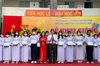 Bí thư Tỉnh ủy Bến Tre Lê Đức Thọ trao học bổng cho học sinh tại Trường Trung học phổ thông Nguyễn Đình Chiểu.