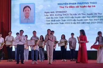 Em Nguyễn Phạm Phương Thảo, huyện Vũ Thư, tỉnh Thái Bình là 1 trong 4 học sinh được tuyên dương khi đạt điểm cao trong kỳ thi xét tuyển vào lớp 10 đại trà năm 2022.