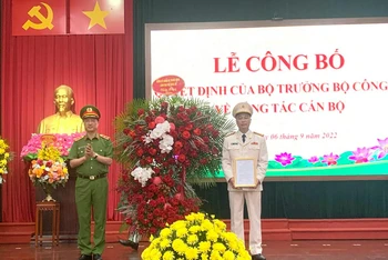 Thứ trưởng Nguyễn Duy Ngọc trao quyết định điều động, bổ nhiệm Đại tá Tô Anh Dũng giữ chức vụ Giám đốc Công an tỉnh Hà Nam.