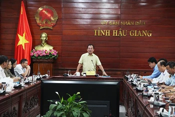 Phó Chủ tịch Ủy ban nhân dân tỉnh Hậu Giang Nguyễn Văn Hòa chỉ đạo tại cuộc họp.