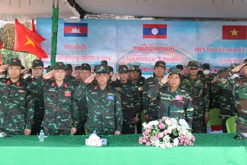 Đại diện lãnh đạo thuộc quân đội ba nước tại lễ khai mạc.