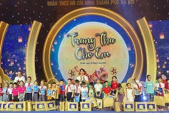 Bí thư Trung ương Đoàn Thanh niên Cộng sản Hồ Chí Minh Nguyễn Ngọc Lương (áo trắng, hàng sau ở giữa) cùng đại diện lãnh đạo các bộ, ngành trao quà Trung thu tặng thiếu nhi tại chương trình.