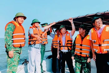 Chủ tịch Ủy ban nhân dân thành phố Hải Phòng cùng lãnh đạo các ngành chức năng và các địa phương thị sát, kiểm tra việc xử lý các trường hợp nuôi ngao trái phép trên vùng biển Hải Phòng.