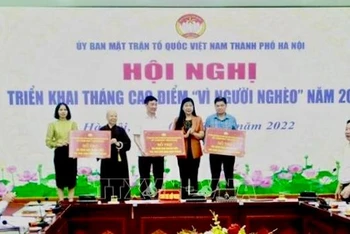 Mặt trận Tổ quốc Việt Nam thành phố Hà Nội trao kinh phí hỗ trợ hộ nghèo tại ba huyện Ứng Hòa, Mỹ Đức, Ba Vì. (Ảnh: TTXVN)