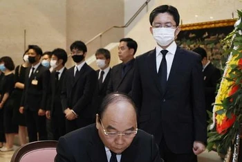 Chủ tịch nước Nguyễn Xuân Phúc ghi sổ tang tưởng niệm cố Thủ tướng Nhật Bản Abe Shinzo.