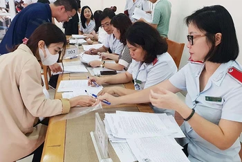Đại diện các đơn vị nợ đóng bảo hiểm xã hội ký nhận quyết định công bố thanh tra của Thanh tra thành phố Hà Nội. (Ảnh: Hà Nội mới)